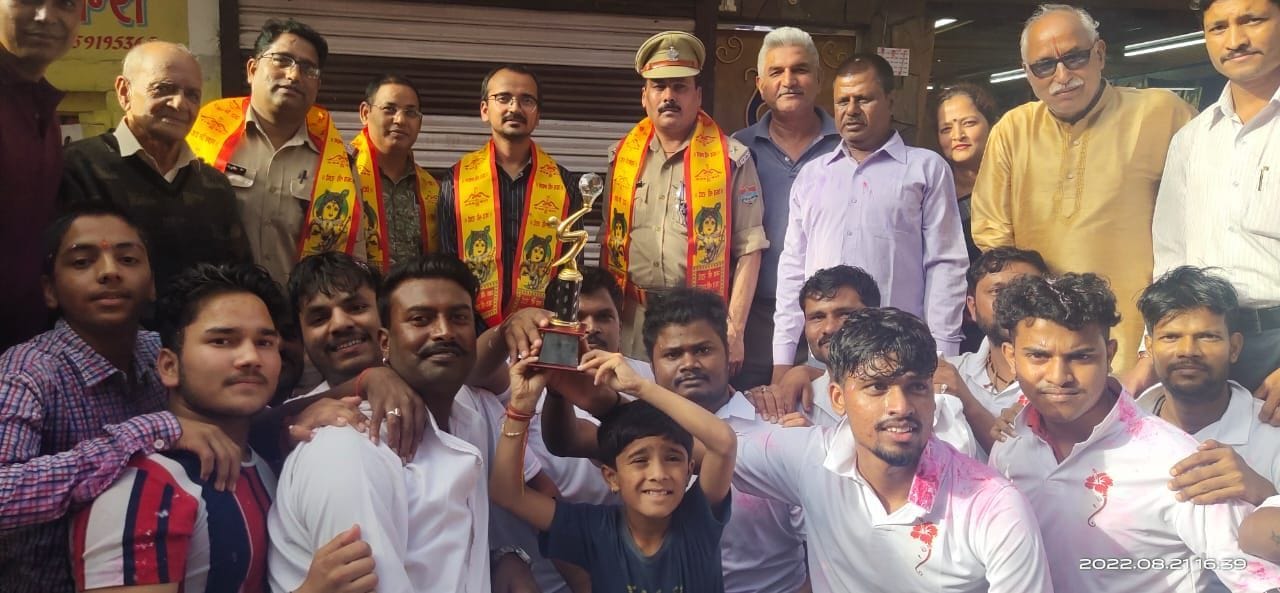 पुरस्कारों के साथ दही हांडी फोड़ प्रतियोगिता के विजेता खिलाड़ी। संवाद