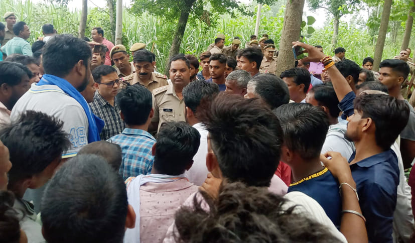 साखन गांव के समीप युवक का शव मिलने के बाद विरोध स्वरूप हंगामा करते ग्रामीण व भीम आर्मी कार्यकर्ता साखन गांव के समीप युवक का शव मिलने के बाद विरोध स्वरूप हंगामा करते ग्रामीण व भीम आर्मी कार्यकर्ता