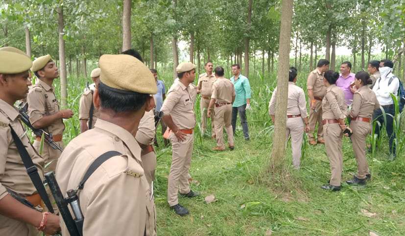 साखन के जंगल में शव मिलने के बाद हंगामे के चलते मौके पर एकत्र पुलिस बल साखन के जंगल में शव मिलने के बाद हंगामे के चलते मौके पर एकत्र पुलिस बल