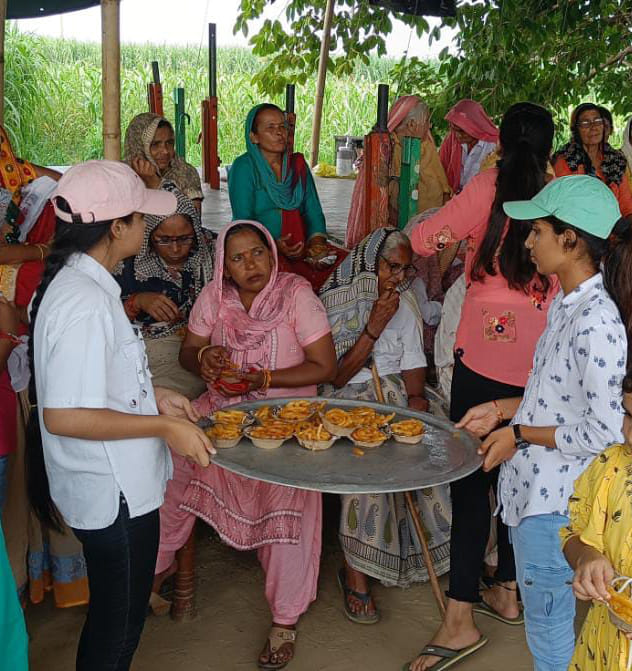शामली जिले के ग्राम बुटराड़ा में धरनास्थल पर महिलाओं जलेबी वितरित करतीं बालिकाएं। संवाद शामली जिले के ग्राम बुटराड़ा में धरनास्थल पर महिलाओं जलेबी वितरित करतीं बालिकाएं। संवाद