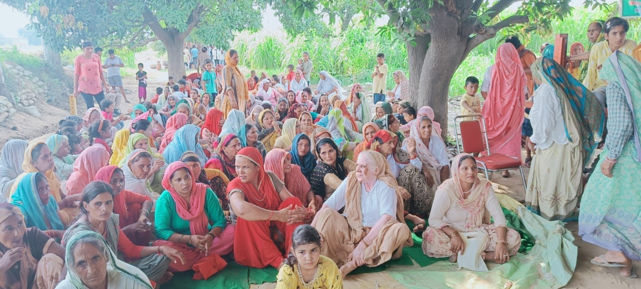 शामली जिले के ग्राम बुटराड़ा में धरनास्थल पर मौजूद महिलाएं। संवाद शामली जिले के ग्राम बुटराड़ा में धरनास्थल पर मौजूद महिलाएं। संवाद