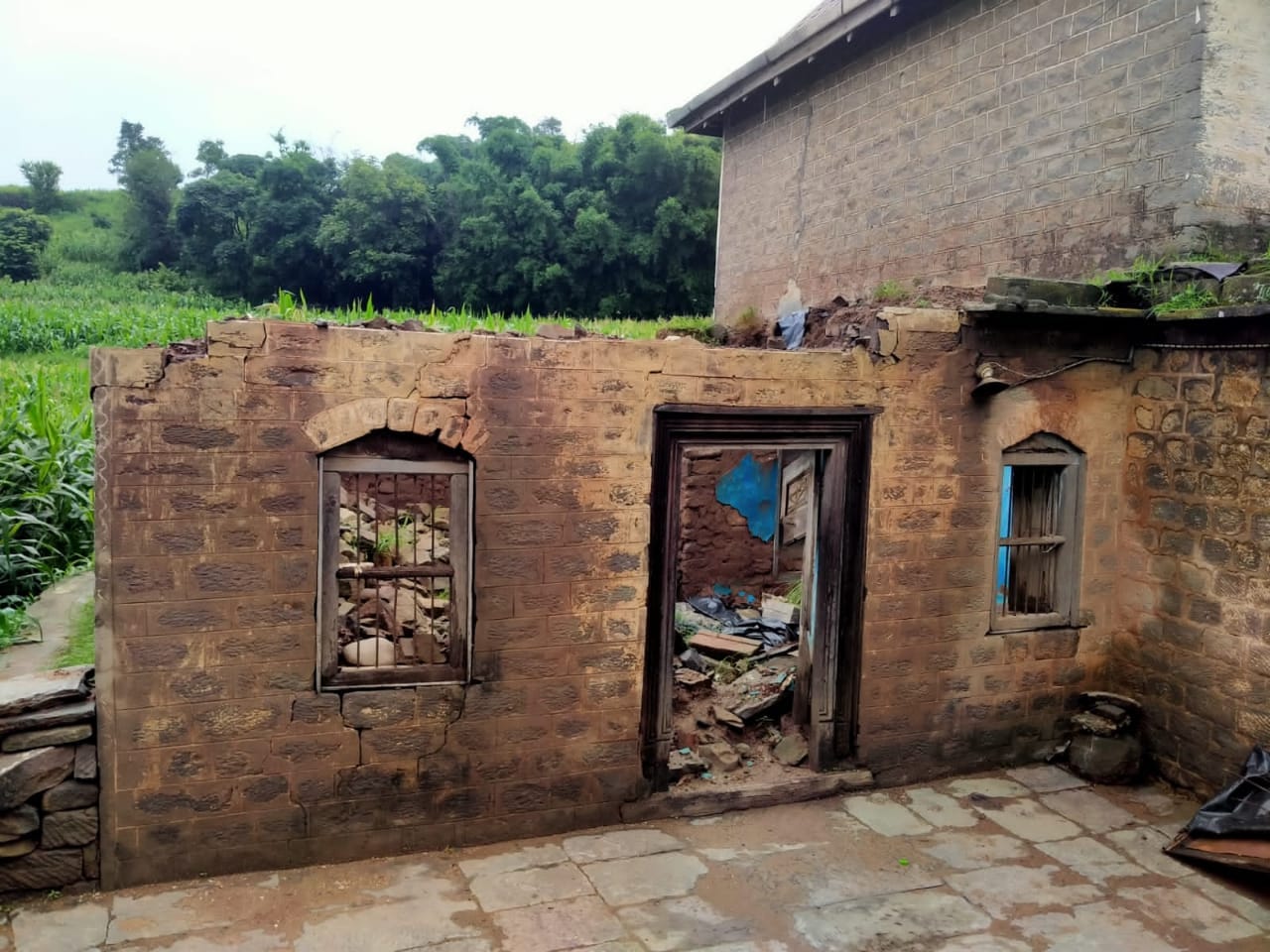 उपमंडल झंडूता के कोट गांव में गिरा मकान। संवाद