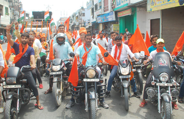 अखंड भारत संकल्प कार्यक्रम के तहत हिंदू जागरण मंच की भगवा बाइक रैली शामिल कार्यकर्ता।