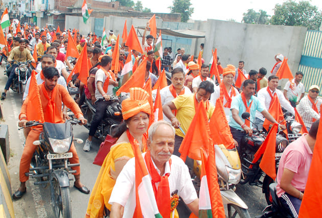 अखंड भारत संकल्प कार्यक्रम के तहत हिंदू जागरण मंच की भगवा बाइक रैली शामिल कार्यकर्ता।