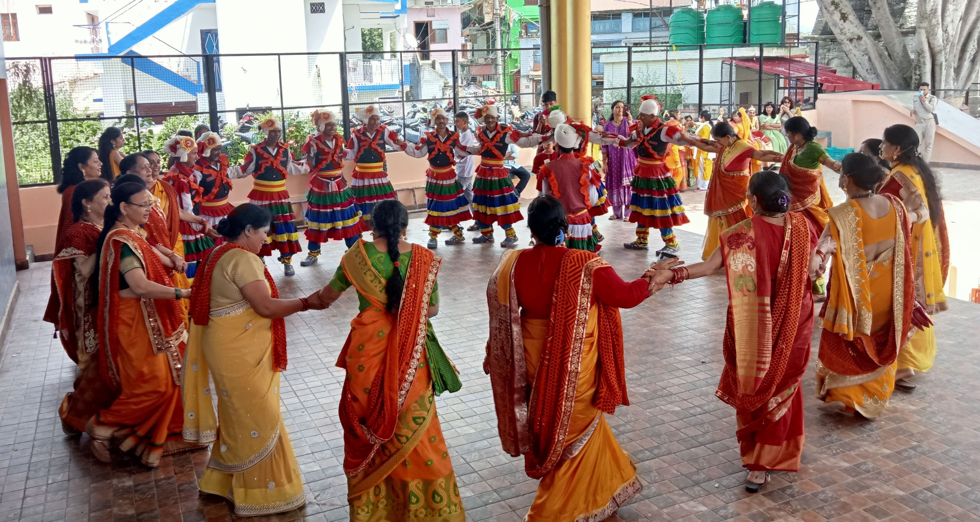 अल्मोड़ा कुमाऊं महोत्सव के दौरान नंदा देवी में झोड़ा गातीं महिलाएं। संवाद