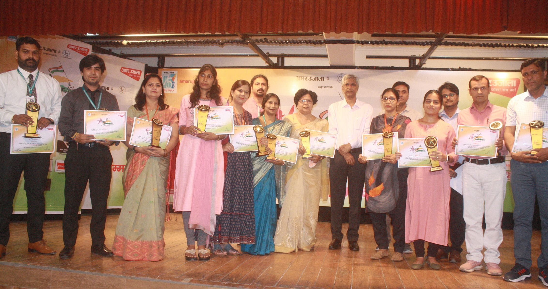 अमर उजाला के अभिनव अभियान मां तुझे प्रणाम की कड़ी में आयोजित कार्यक्रम में शिक्षक व शिक्षकाओं को अमर उजाला के अभिनव अभियान मां तुझे प्रणाम की कड़ी में आयोजित कार्यक्रम में शिक्षक व शिक्षकाओं को