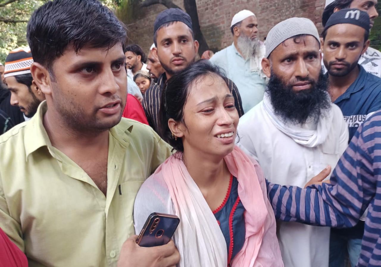 भाई, भाभी और मां की मौत से गमजदा मृतक आदिल की बहन हिना को संभालते लोग। भाई, भाभी और मां की मौत से गमजदा मृतक आदिल की बहन हिना को संभालते लोग।