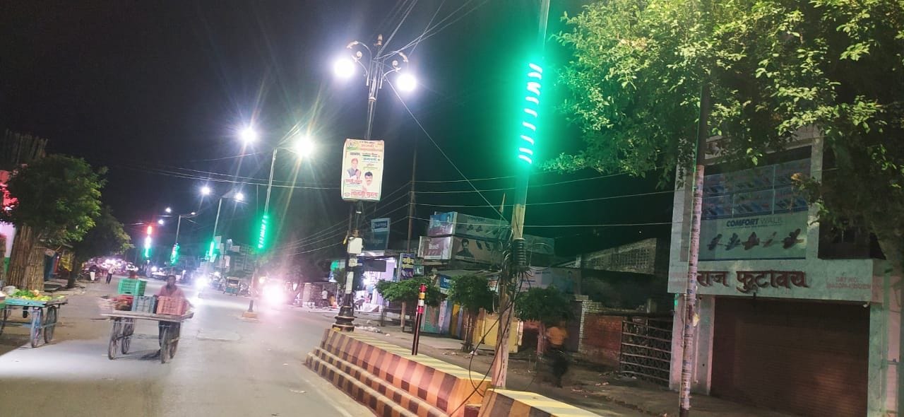 बंद पड़ीं सफेद व केसरिया रंग की झालरें । संवाद बंद पड़ीं सफेद व केसरिया रंग की झालरें । संवाद