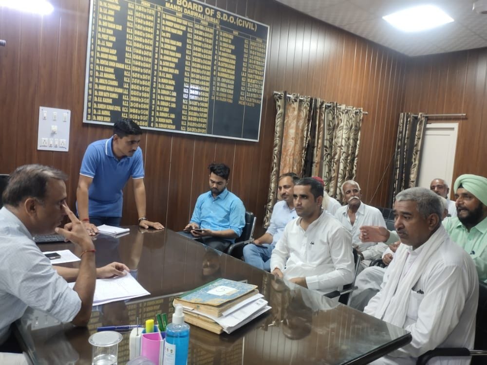 डबवाली में एसडीएम राजेश पुनिया से बातचीत करते किसान। डबवाली में एसडीएम राजेश पुनिया से बातचीत करते किसान।