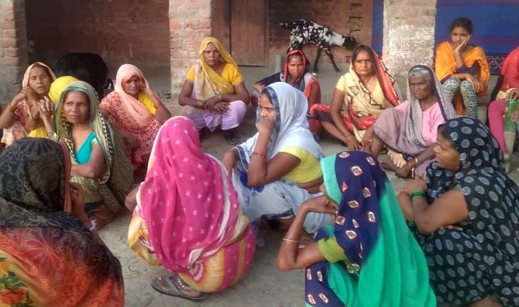 फोटो-02- घर में गमगीन बैठी परिजन महिलाएं फोटो-02- घर में गमगीन बैठी परिजन महिलाएं