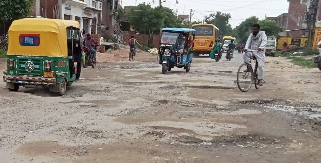 गड्ढों में तब्दील खानपुर संपर्क मार्ग। संवाद गड्ढों में तब्दील खानपुर संपर्क मार्ग। संवाद