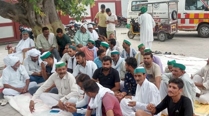किरतपुर थाने में धरने पर बैठे भाकियू कार्यकर्ता। किरतपुर थाने में धरने पर बैठे भाकियू कार्यकर्ता।