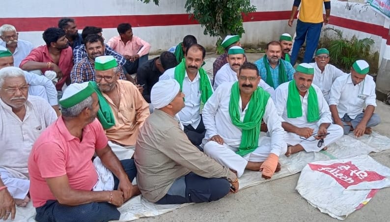 कोतवाली देहात में थाने में धरना देते भाकियू कार्यकर्ता। कोतवाली देहात में थाने में धरना देते भाकियू कार्यकर्ता।