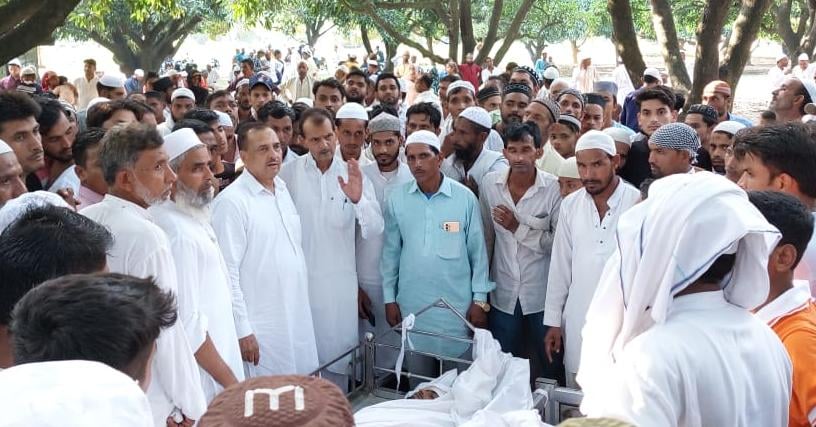 मृतकों के परिवार के लोगों को सांत्वना देते सांसद फजलुर्रहमान मृतकों के परिवार के लोगों को सांत्वना देते सांसद फजलुर्रहमान