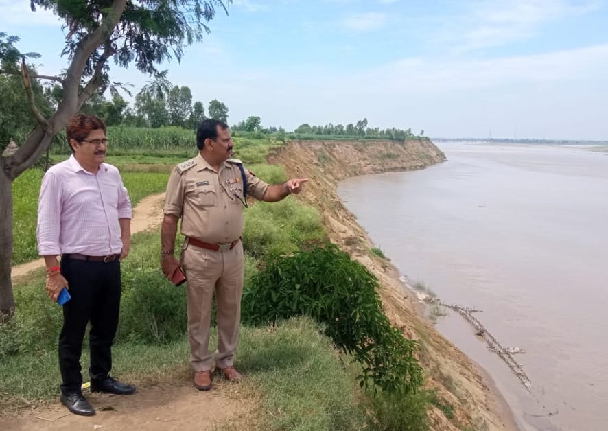 नांगलसोती के गौसपुर में कटान क्षेत्र का निरीक्षण करते एसडीएम और सीओ। नांगलसोती के गौसपुर में कटान क्षेत्र का निरीक्षण करते एसडीएम और सीओ।