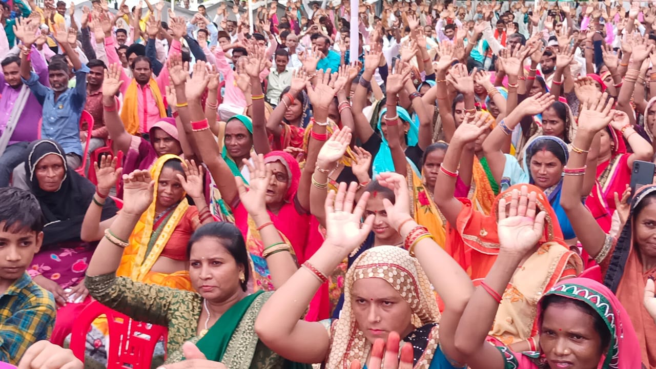पीलीभीत में सांसद वरुण गांधी के संवाद कार्यक्रम में मौजूद महिलाएं। संवाद पीलीभीत में सांसद वरुण गांधी के संवाद कार्यक्रम में मौजूद महिलाएं। संवाद