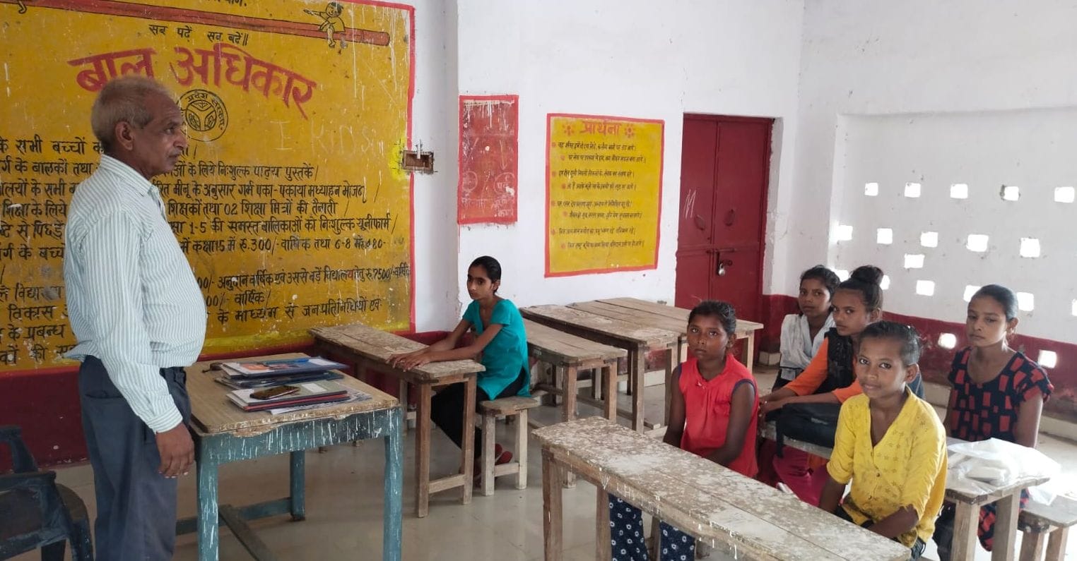 स्कूल में बच्चों को पढ़ाते शिक्षक बाबूराम। संवाद स्कूल में बच्चों को पढ़ाते शिक्षक बाबूराम। संवाद