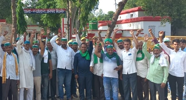 स्योहारा में थाने के बाहर प्रदर्शन करते भाकियू कार्यकर्ता। स्योहारा में थाने के बाहर प्रदर्शन करते भाकियू कार्यकर्ता।
