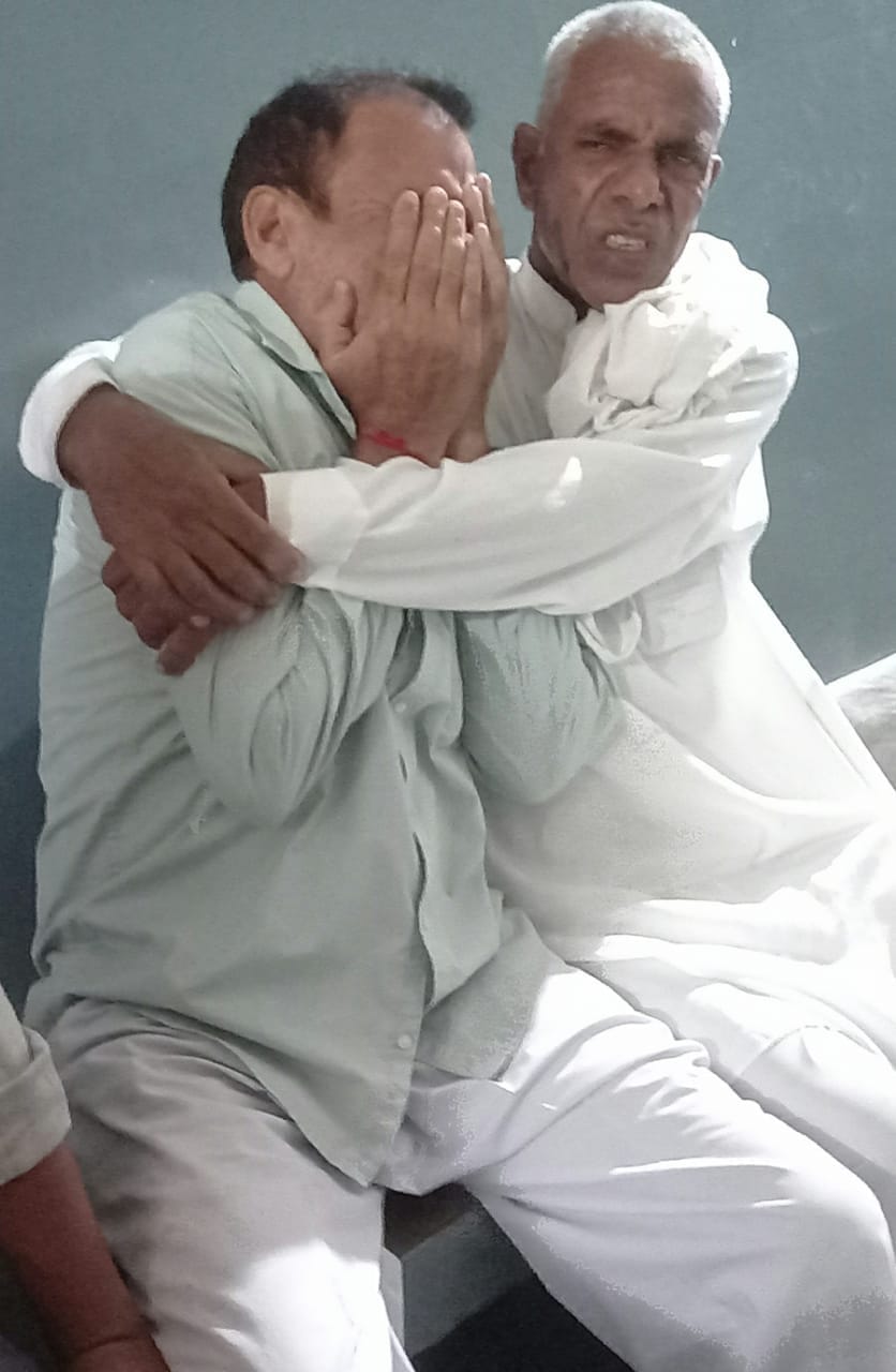 देवबंद में हुए सड़क हादसे में सरकारी अस्पताल में बिलखते मृतक युवती शिवानी त्यागी के पिता को संभा? देवबंद में हुए सड़क हादसे में सरकारी अस्पताल में बिलखते मृतक युवती शिवानी त्यागी के पिता को संभा?