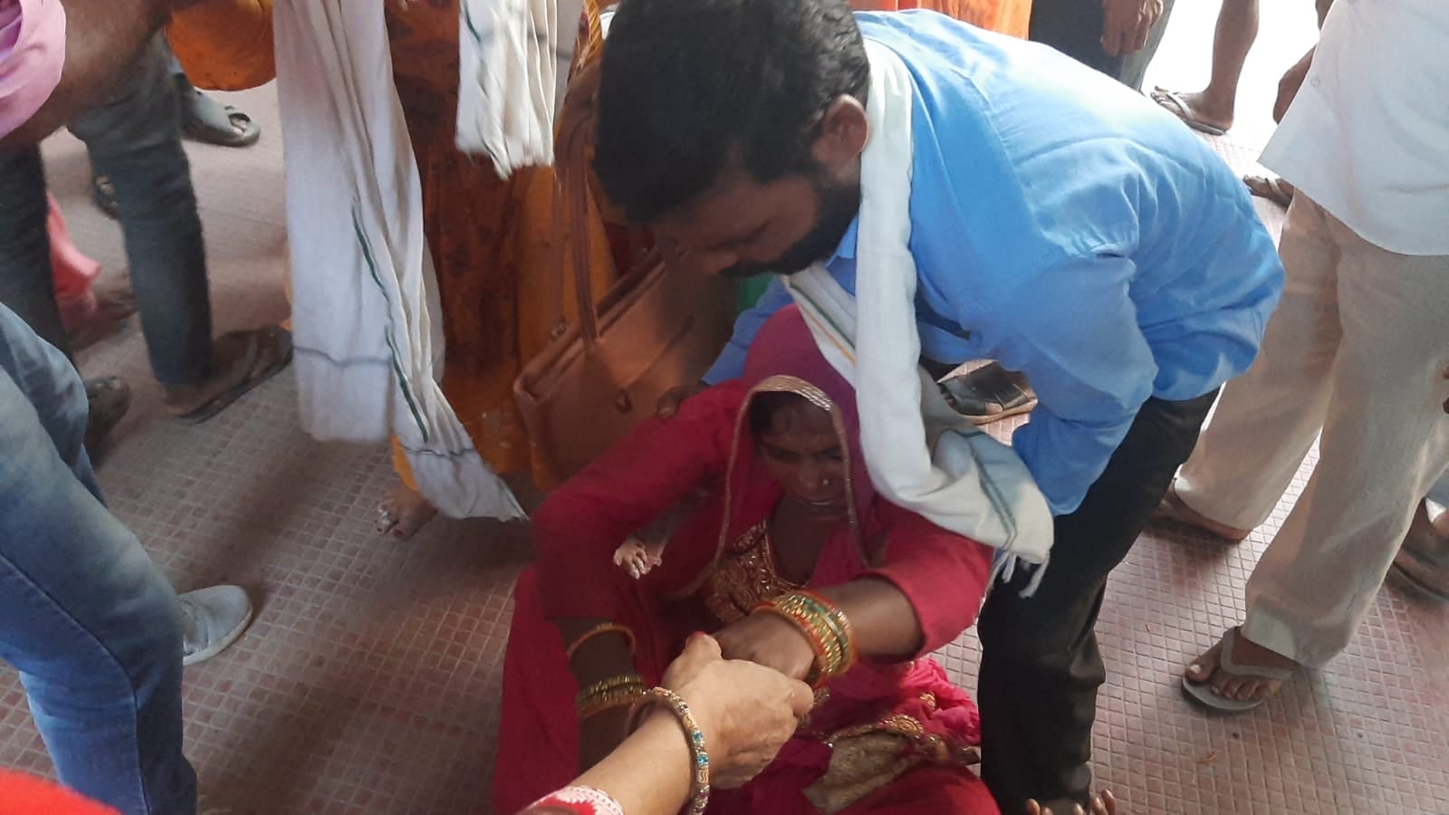 देवबंद में सड़क दुर्घटना के बाद सरकारी अस्पताल में बेहोश महिला को संभालता परिजन देवबंद में सड़क दुर्घटना के बाद सरकारी अस्पताल में बेहोश महिला को संभालता परिजन