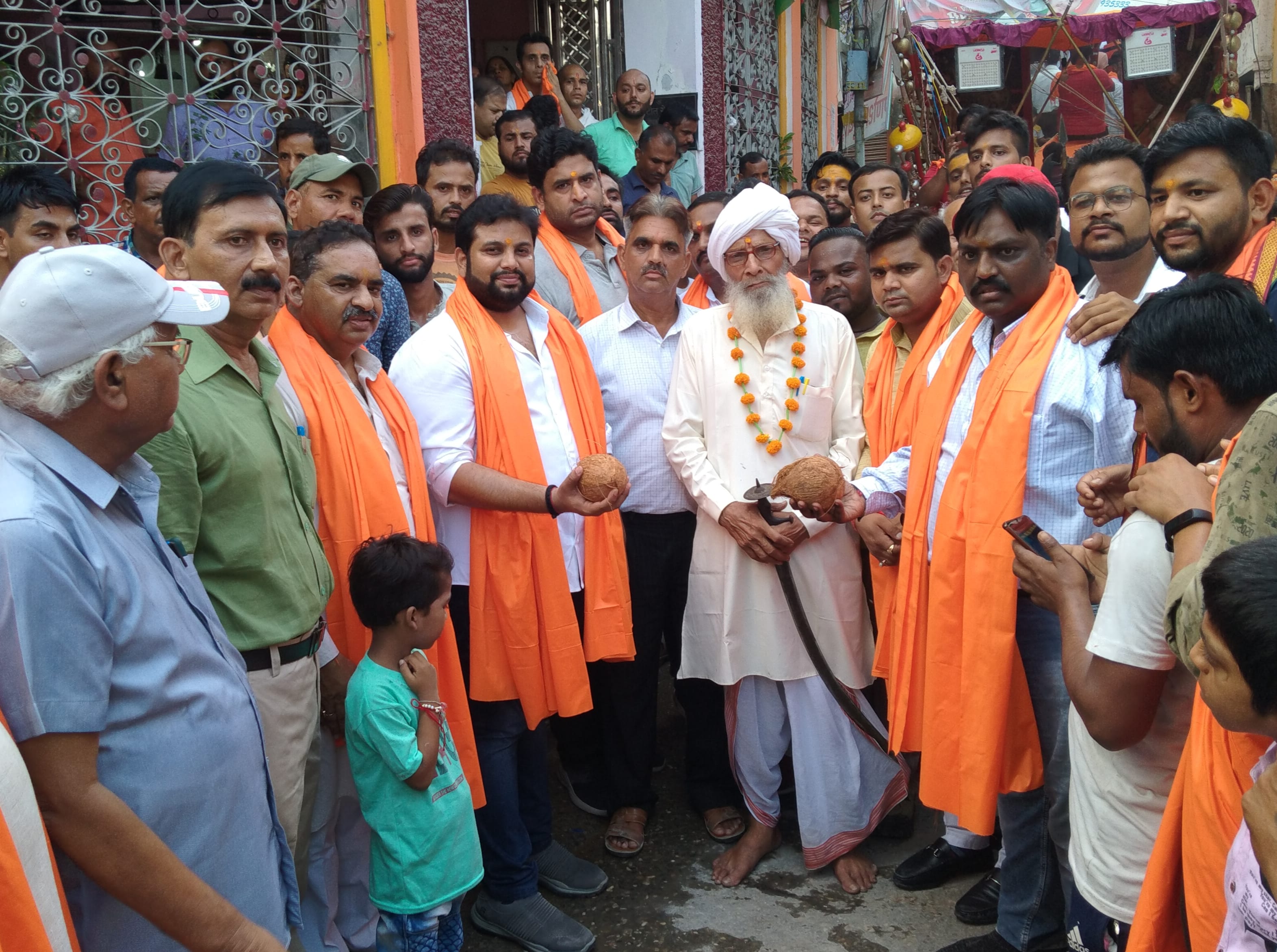 धामपुर में नारियल फोड कर रामडोलशोभायात्रा का शुभारंभ करते अतिथि धामपुर में नारियल फोड कर रामडोलशोभायात्रा का शुभारंभ करते अतिथि