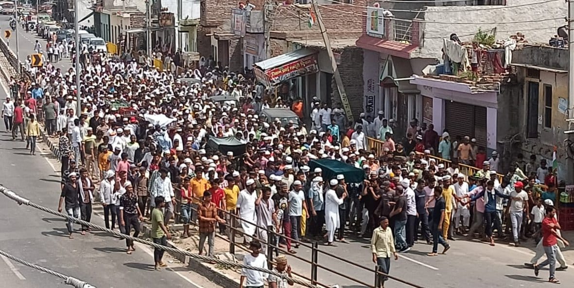 बागपत : डौला गांव में जनाजे में उमड़ी भीड़।
