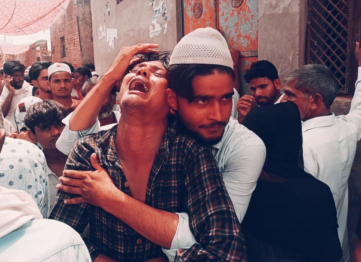बागपत : डौला गांव में विलाप करते हुए।