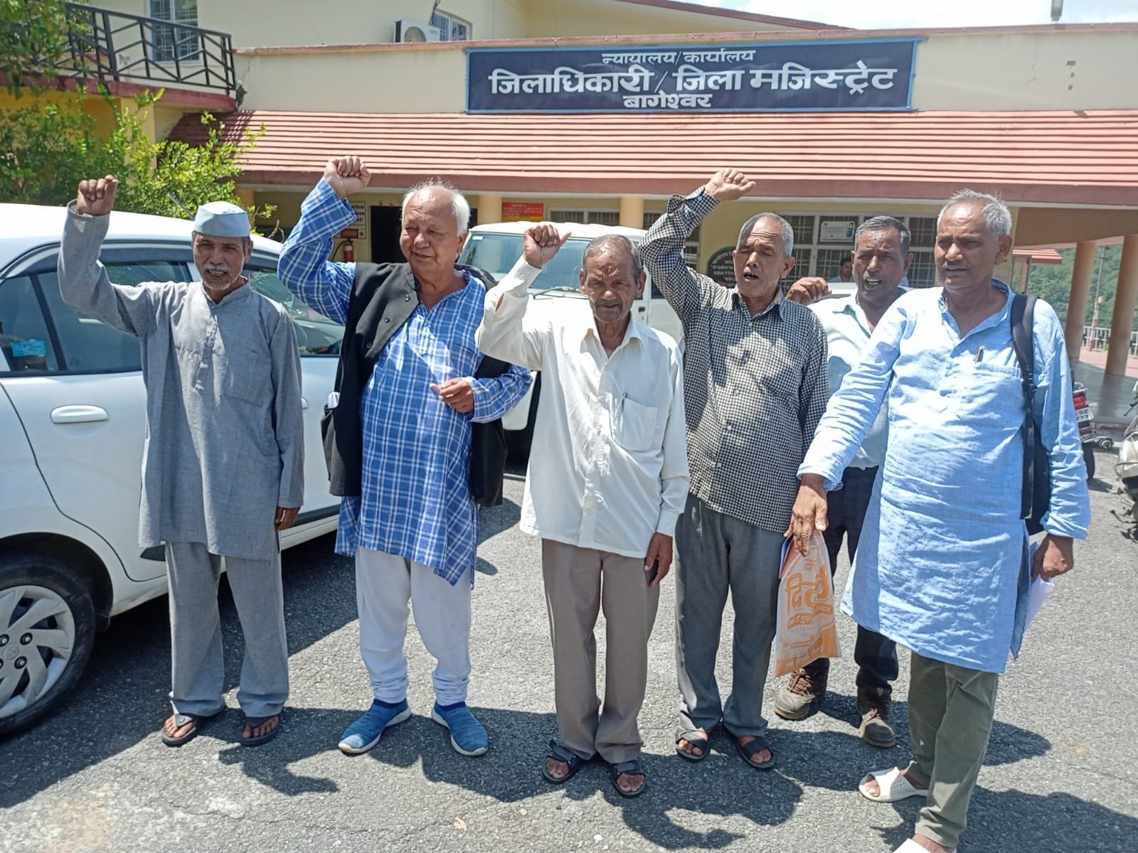 बागेश्वर कलक्ट्रेट में पेपर लीक मामले की सीबीआई जांच की मांग को लेकर प्रदर्शन करते यूकेडी कार्य? बागेश्वर कलक्ट्रेट में पेपर लीक मामले की सीबीआई जांच की मांग को लेकर प्रदर्शन करते यूकेडी कार्य?