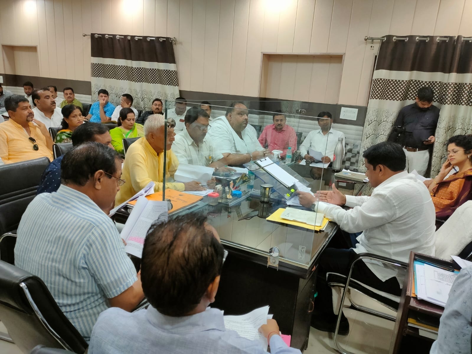 बैठक को सम्बोधित करते मेयर संजीव वालिया