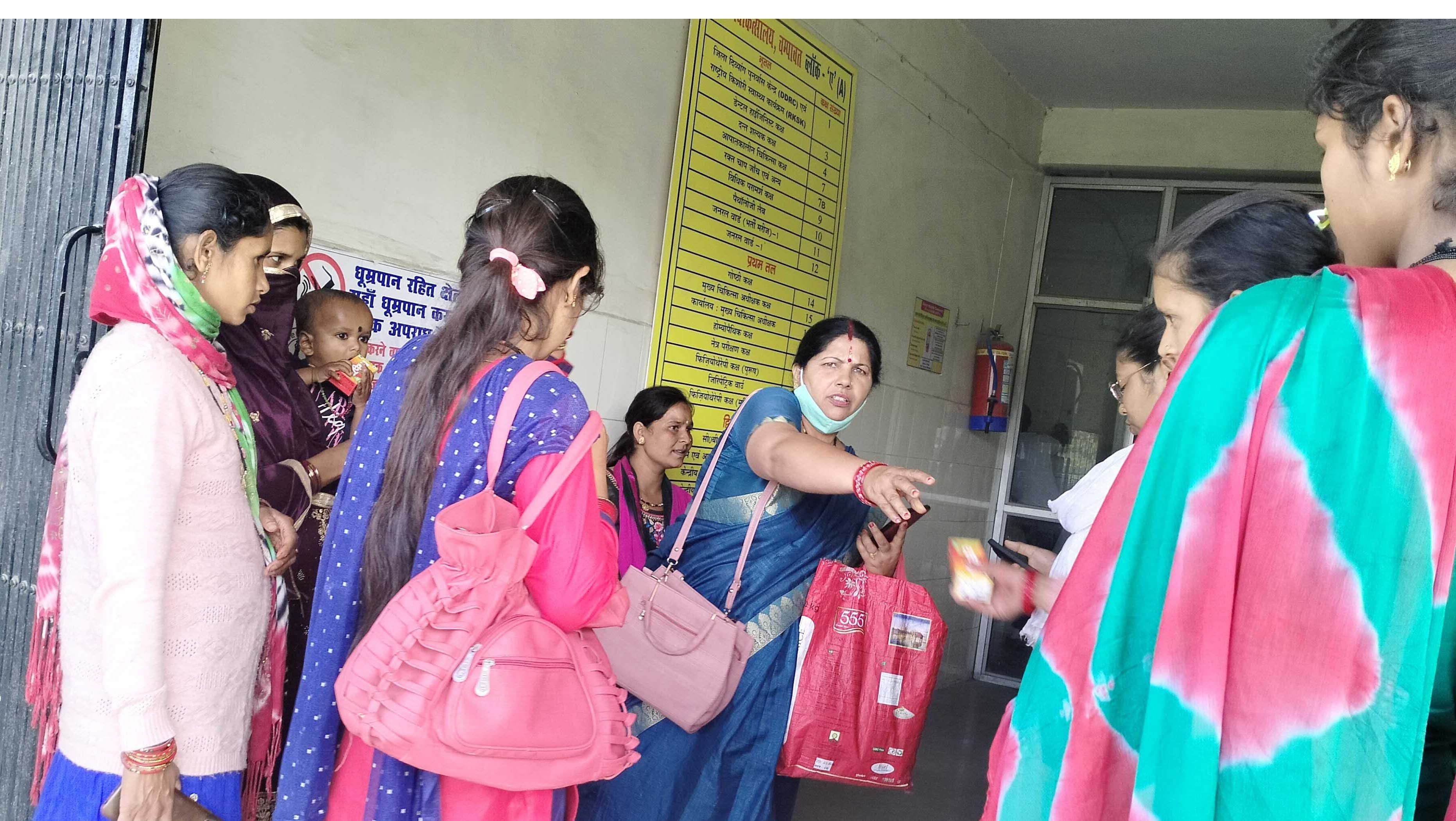 चंपावत जिला अस्पताल में मंगलवार को अल्ट्रासाउंड न होने से परेशान महिलाएं। संवाद न्यूज एजेंसी चंपावत जिला अस्पताल में मंगलवार को अल्ट्रासाउंड न होने से परेशान महिलाएं। संवाद न्यूज एजेंसी
