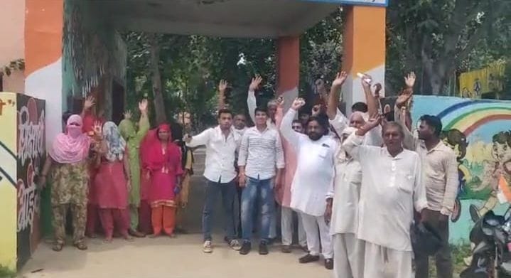 गांव जगदीशपुर स्थित राजकीय वरिष्ठ माध्यमिक विद्यालय के गेट पर प्रदर्शन करते ग्रामीण। संवाद गांव जगदीशपुर स्थित राजकीय वरिष्ठ माध्यमिक विद्यालय के गेट पर प्रदर्शन करते ग्रामीण। संवाद