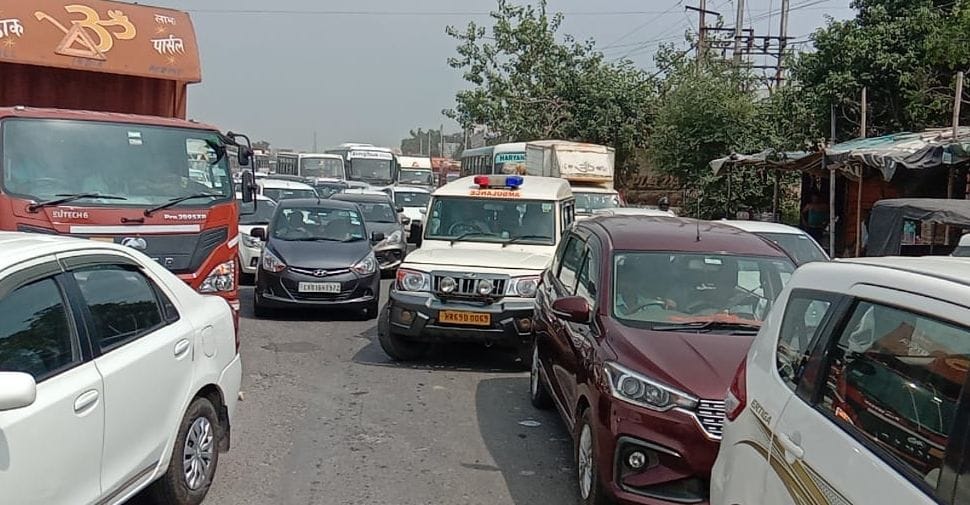  हाईवे पर लगे जाम में फंसी एंबुलेंस। संवाद