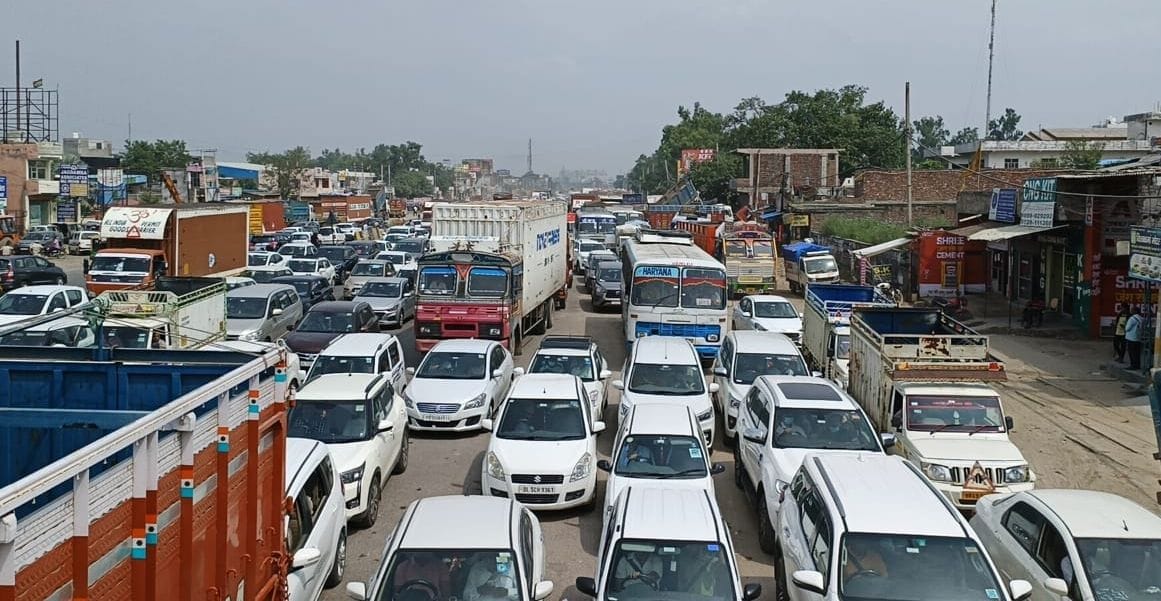  हाईवे पर लगे जाम में फंसे वाहन। संवाद