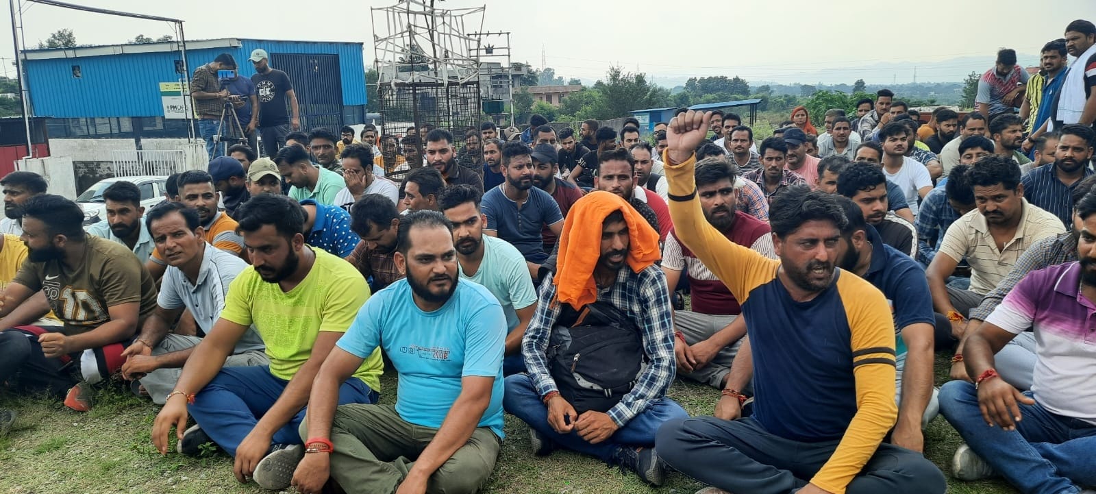 जिला अस्पताल रियासी के बाहर धरना प्रदर्शन करते हुए अस्थाई कर्मचारी। जिला अस्पताल रियासी के बाहर धरना प्रदर्शन करते हुए अस्थाई कर्मचारी।