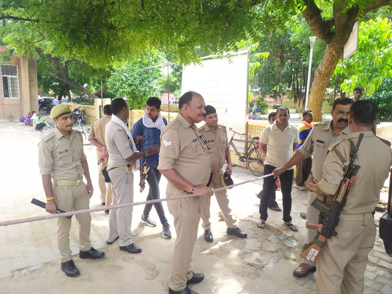 जिला संयुक्त चिकित्सालय परिसर में फरार कैदी के बारे में जानकारी लेती पुलिस। जिला संयुक्त चिकित्सालय परिसर में फरार कैदी के बारे में जानकारी लेती पुलिस।