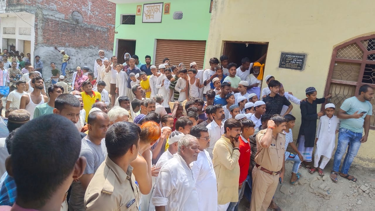 कोपागंज के वाजिदपुरा में साथ रखे तीन ट्रांसफार्मरों में आग लगने के बाद जुटी भीड़।संवाद कोपागंज के वाजिदपुरा में साथ रखे तीन ट्रांसफार्मरों में आग लगने के बाद जुटी भीड़।संवाद