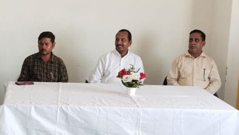 केंद्रीय विद्यालय में योग के बारे में जानकारी देते आर्ट ऑफ लिविंग के योग ट्रेनर बालकृष्ण।