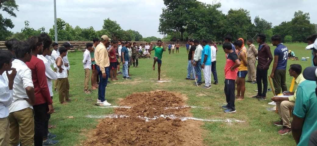 ओबरा में खंड स्तरीय खेलकूद प्रतियोगिता में लंबीकूद लगाते युवा।