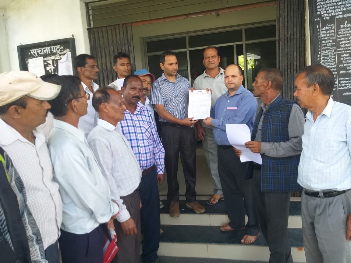 पेपर लीक मामले की सीबीआई जांच को लेकर राज्यपाल को ज्ञापन भेजते उक्रांद के लोग। संवाद पेपर लीक मामले की सीबीआई जांच को लेकर राज्यपाल को ज्ञापन भेजते उक्रांद के लोग। संवाद