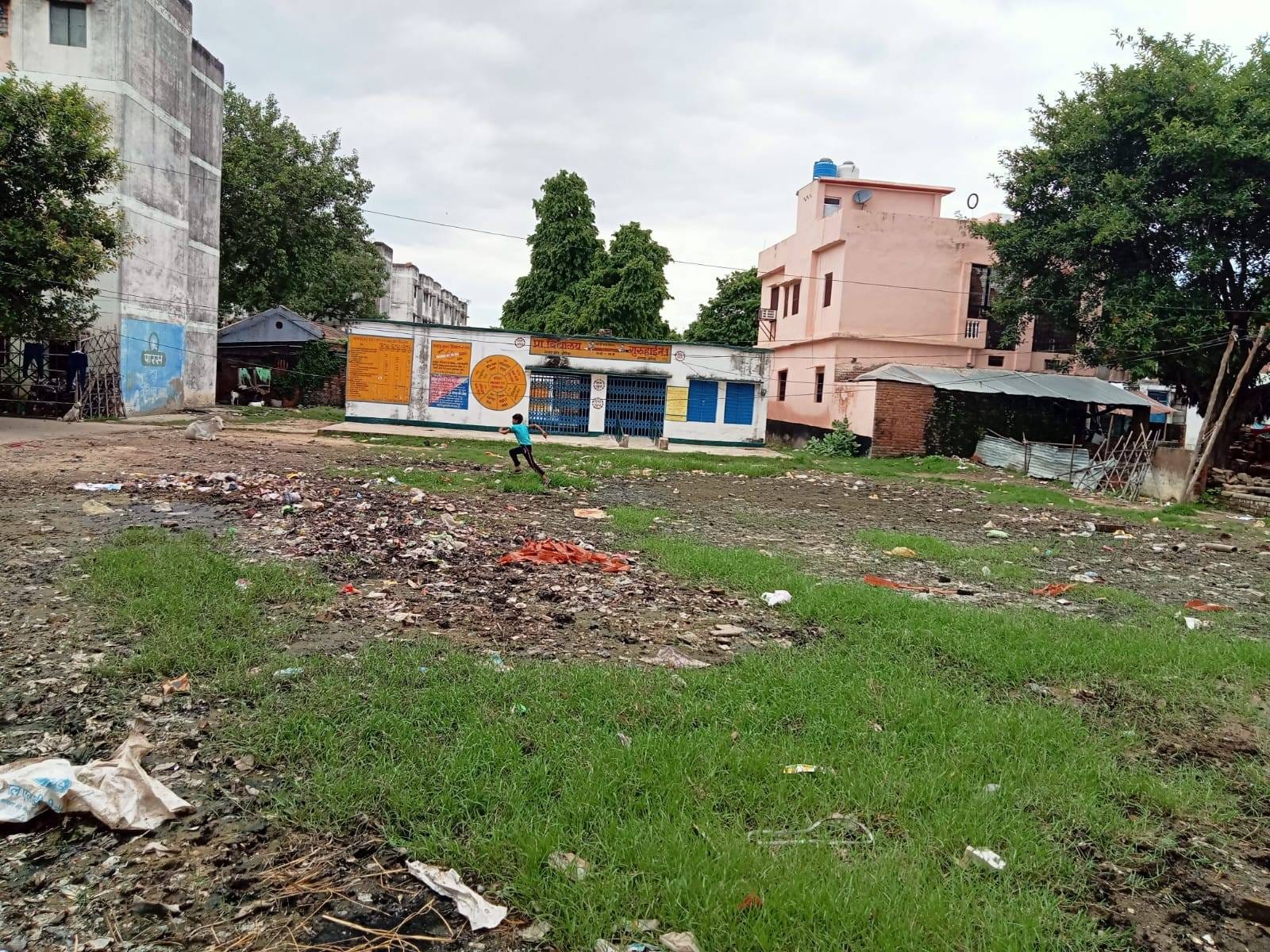 प्राथमिक विद्यालय गुरुहाई मैदान में जमा कीचड़ व गंदगी। संवाद प्राथमिक विद्यालय गुरुहाई मैदान में जमा कीचड़ व गंदगी। संवाद
