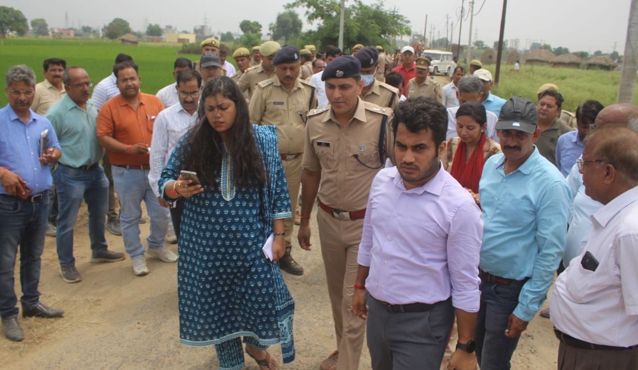 सीएम के आगमन को लेकर दस्तोई रोड का निरीक्षण करती डीएम, एसपी सीएम के आगमन को लेकर दस्तोई रोड का निरीक्षण करती डीएम, एसपी