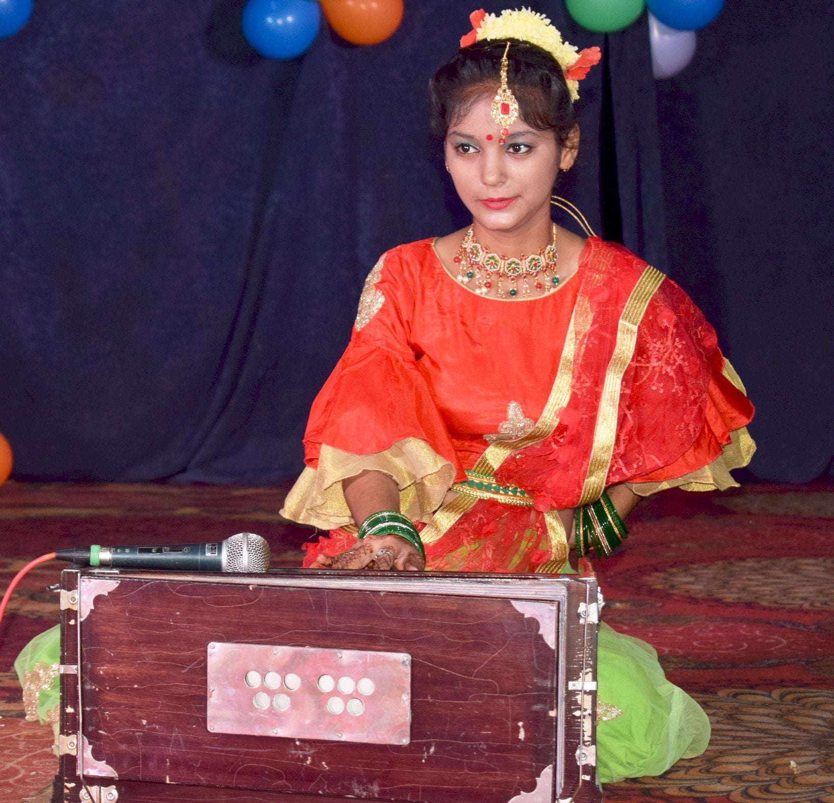 शाहजहांपुर के गांधी भवन मेंयुवा कल्याण विभाग की ओर से आयोजित कार्यक्रम में हरमोनियम पर गीत गाती ? शाहजहांपुर के गांधी भवन मेंयुवा कल्याण विभाग की ओर से आयोजित कार्यक्रम में हरमोनियम पर गीत गाती ?