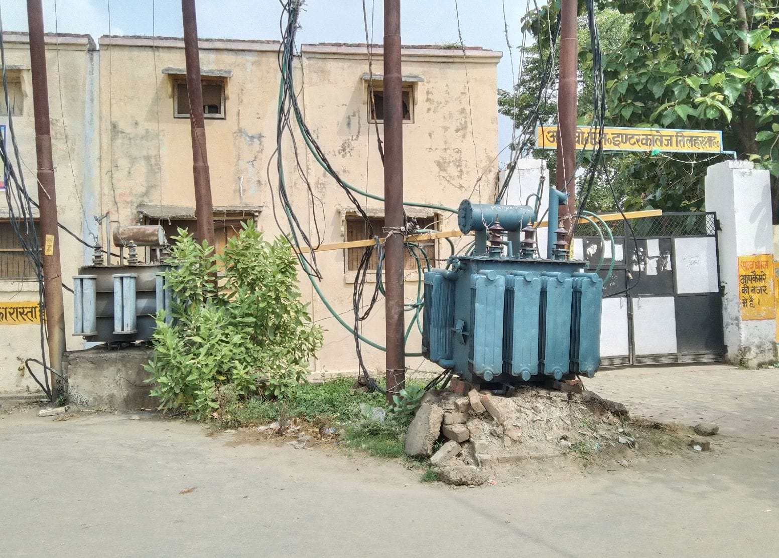 तिलहर के आर बी एम इंटर कॉलेज गेट के बाहर खुले में रखे ट्रांसफार्मर तिलहर के आर बी एम इंटर कॉलेज गेट के बाहर खुले में रखे ट्रांसफार्मर