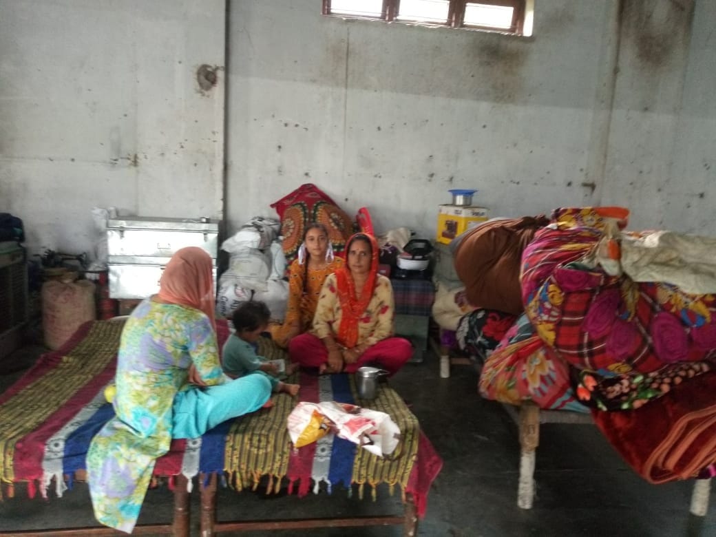 तलवाड़ा में बने एक शेड़ की नीचे रह रहा विस्थापित परिवार। तलवाड़ा में बने एक शेड़ की नीचे रह रहा विस्थापित परिवार।