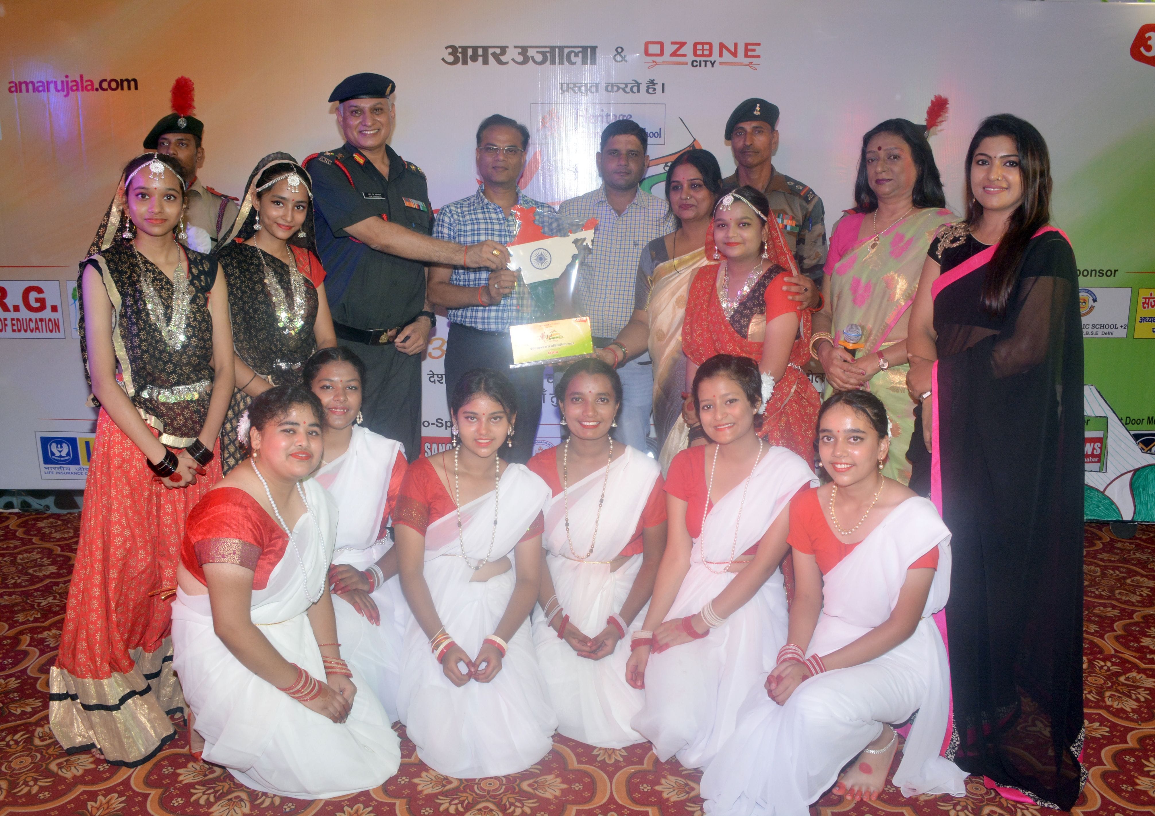 विजडम पब्लिक स्कूल की टीम को ट्रॉफी देकर सम्मानित करते कर्नल आरके सांगवान विजडम पब्लिक स्कूल की टीम को ट्रॉफी देकर सम्मानित करते कर्नल आरके सांगवान