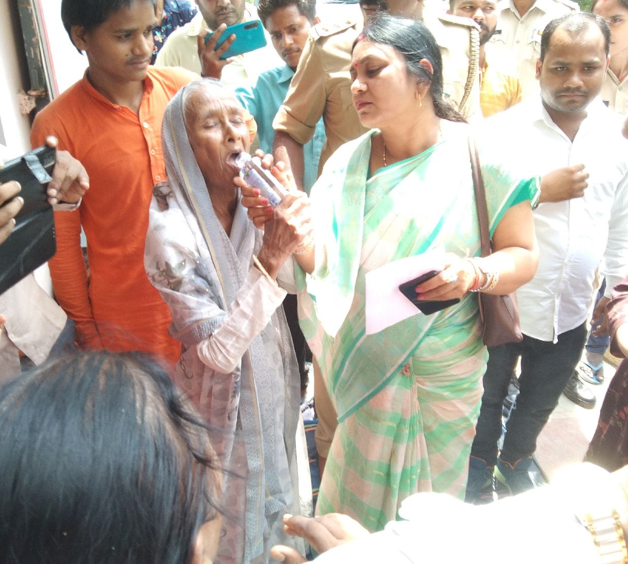 विधायक सलोना कुशवाहा कन्या गुरुकुल की संचालिका कुमारी श्री को जल पिलाकर आंदोलन समाप्त कराते हुए