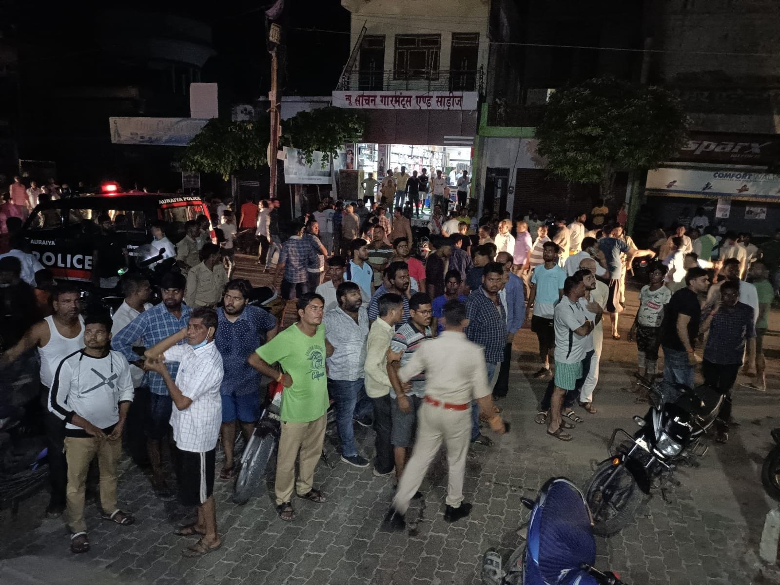  आग लगने के बाद घरों से बाहर निकले लोग। संवाद