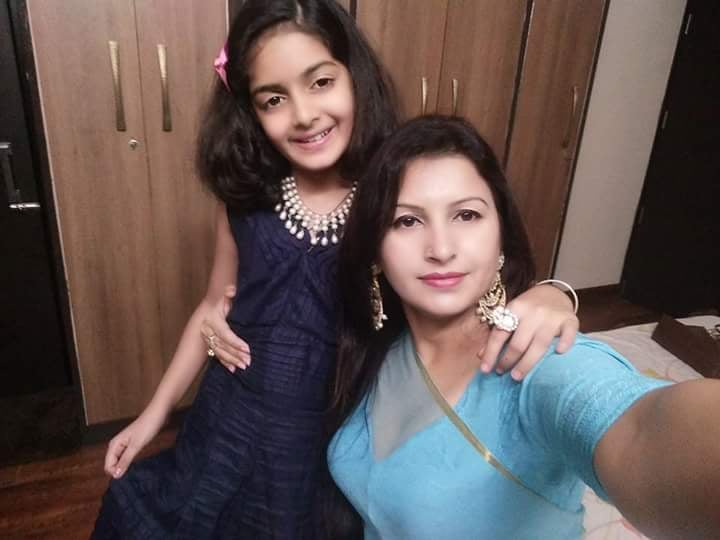 अपनी बेटी यशोधरा के साथ सेल्फी लेती सोनाली फोगाट- फाइल फोटो