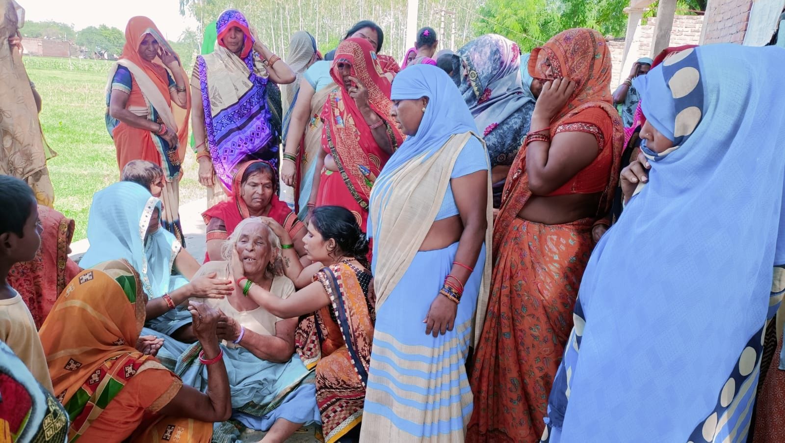 बेटे की मौत के बाद रोती बिलखती मां लौंगश्री व अन्य परिजन। संवाद बेटे की मौत के बाद रोती बिलखती मां लौंगश्री व अन्य परिजन। संवाद