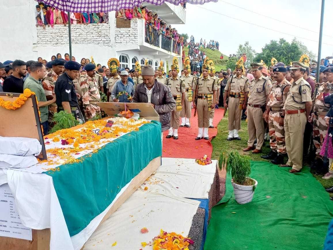 बेटे नंदन सिंह चम्याल को श्रद्धासुमन अर्पित करते पिता लाल सिंह। संवाद न्यूज एजेंसी बेटे नंदन सिंह चम्याल को श्रद्धासुमन अर्पित करते पिता लाल सिंह। संवाद न्यूज एजेंसी